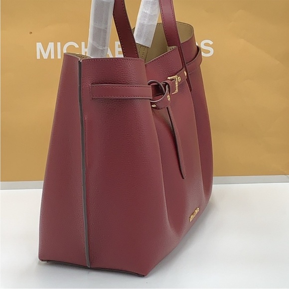 MICHAEL KORS
Emilia Large Pebbled Leather Shoulder Tote Bag
COLOR DARK CHERRy - Picture 11 of 16